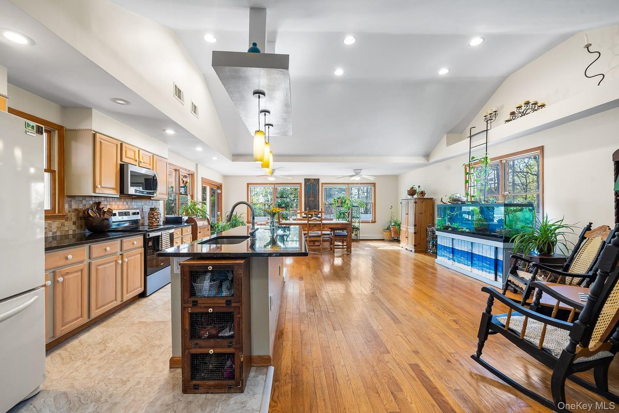 Dining room, Interior, Kitchen, Pendant Lights, Recessed Lighting, Stainless Steel Appliances, Wood Texture Flooring
