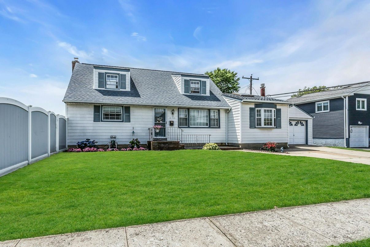Exterior, Facade, Cape Cod
