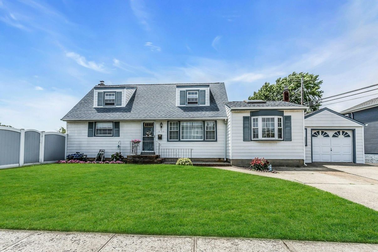 Attached, Exterior, Facade, Cape Cod