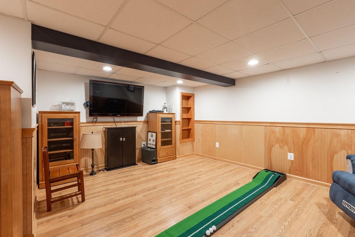 Interior, Recessed Lighting, Wood Texture Flooring