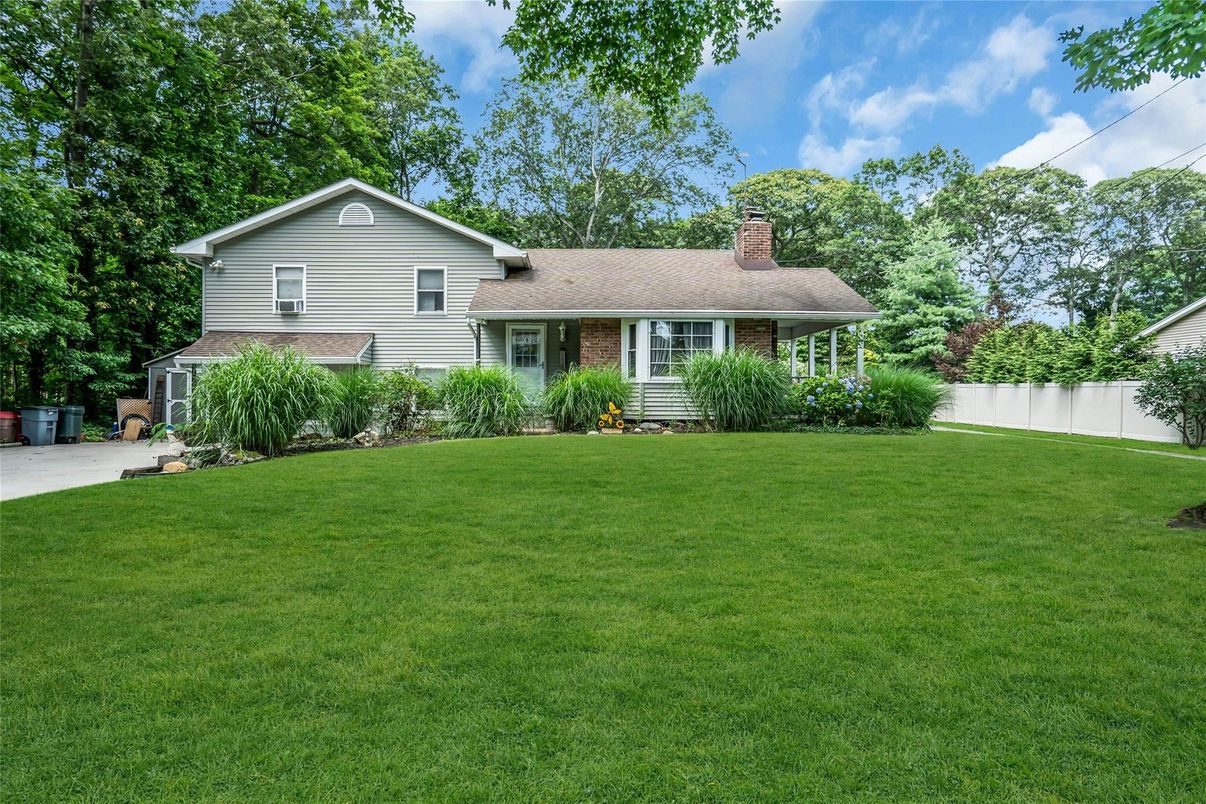 Backyard, Exterior, Facade, Brick Facade, Split Level