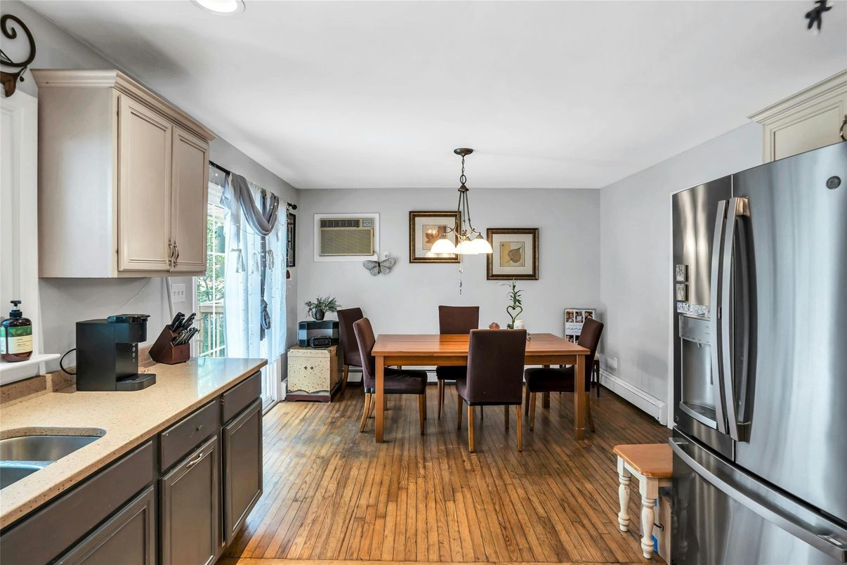 Dining room, Interior, Kitchen, Pendant Lights, Recessed Lighting, Wood Texture Flooring