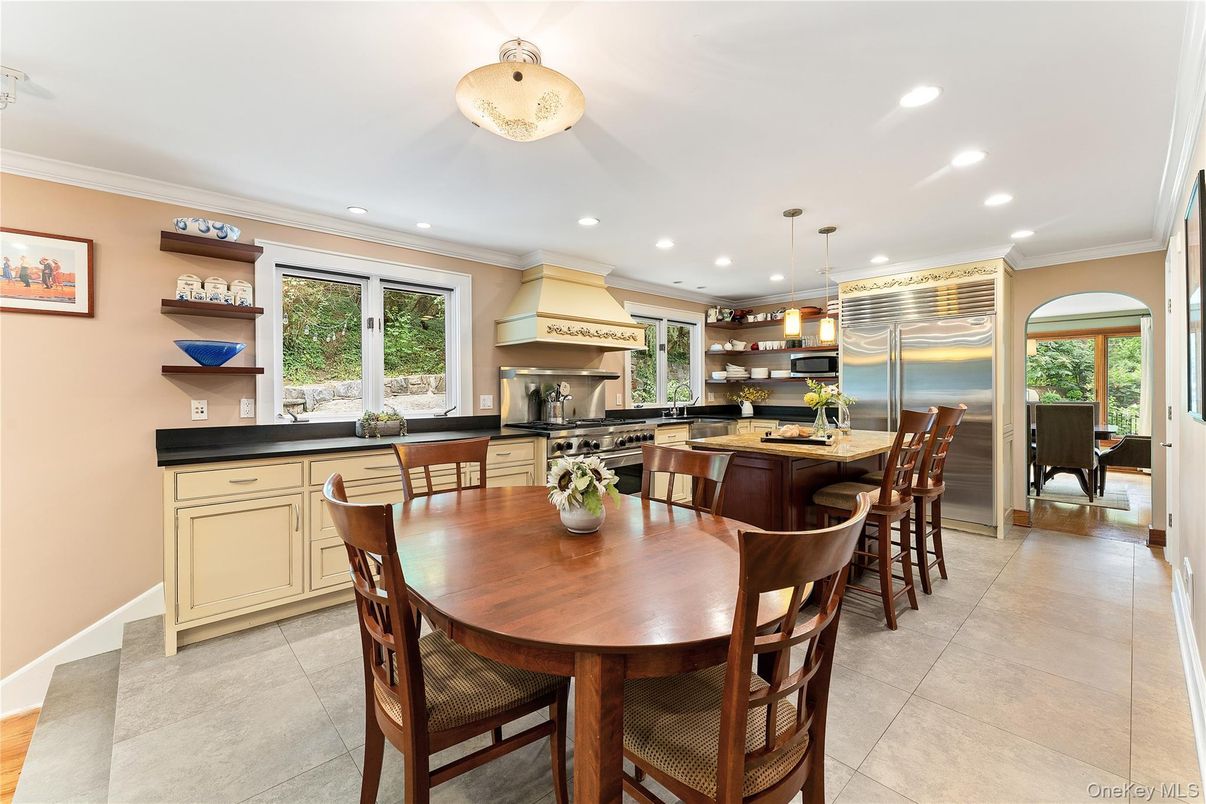 Dining room, Interior, Kitchen, Pendant Lights, Recessed Lighting, Stainless Steel Appliances