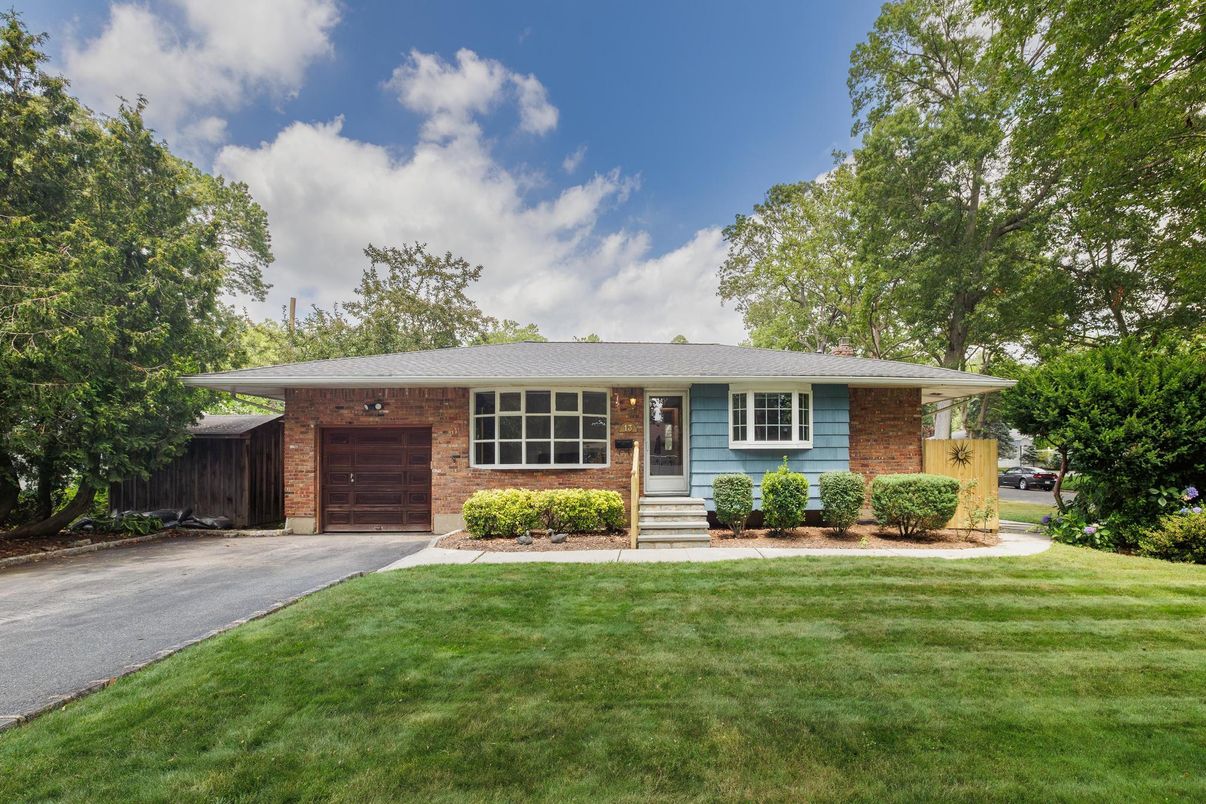 Attached, Exterior, Facade, Brick Facade, Ranch