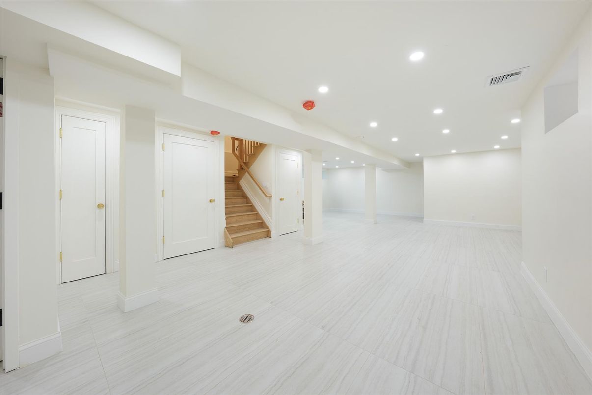 Empty room, Interior, Recessed Lighting