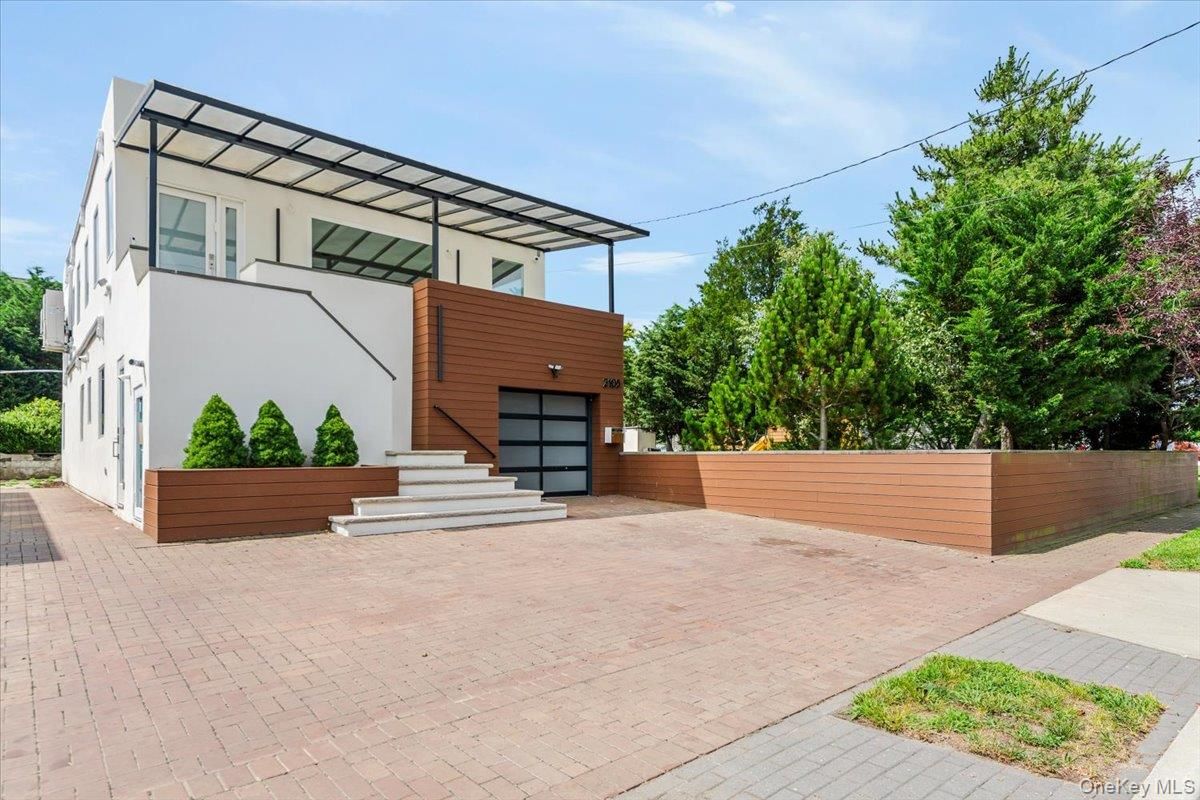 Attached, Exterior, Facade, Modern