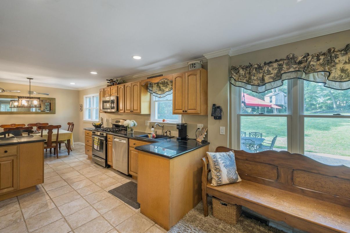 Dining room, Interior, Kitchen, Pendant Lights, Recessed Lighting, Stainless Steel Appliances
