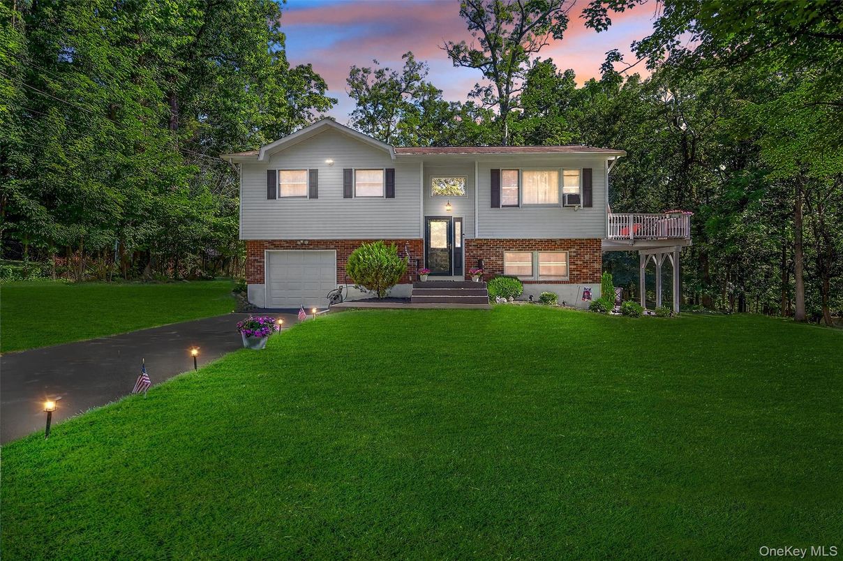 Attached, Exterior, Facade, Brick Facade, Raised Ranch