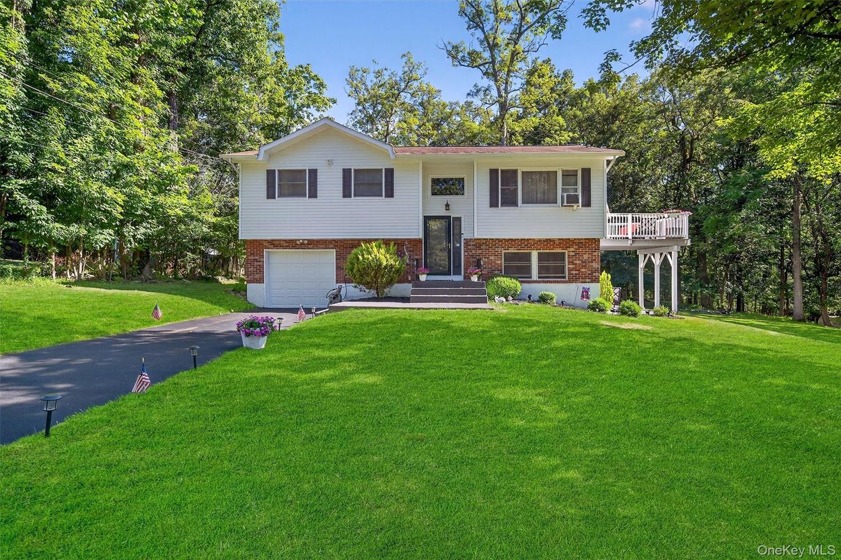 Attached, Exterior, Facade, Brick Facade, Raised Ranch