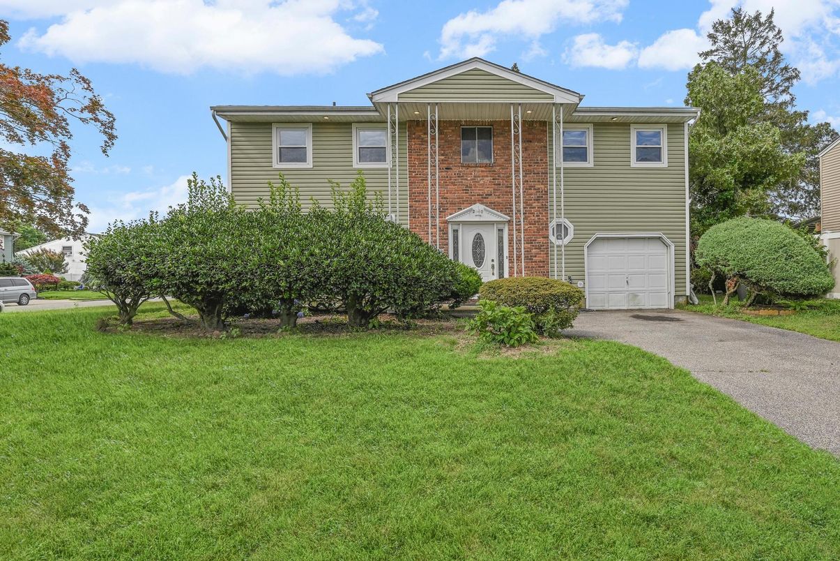 Attached, Exterior, Facade, Brick Facade, Raised Ranch
