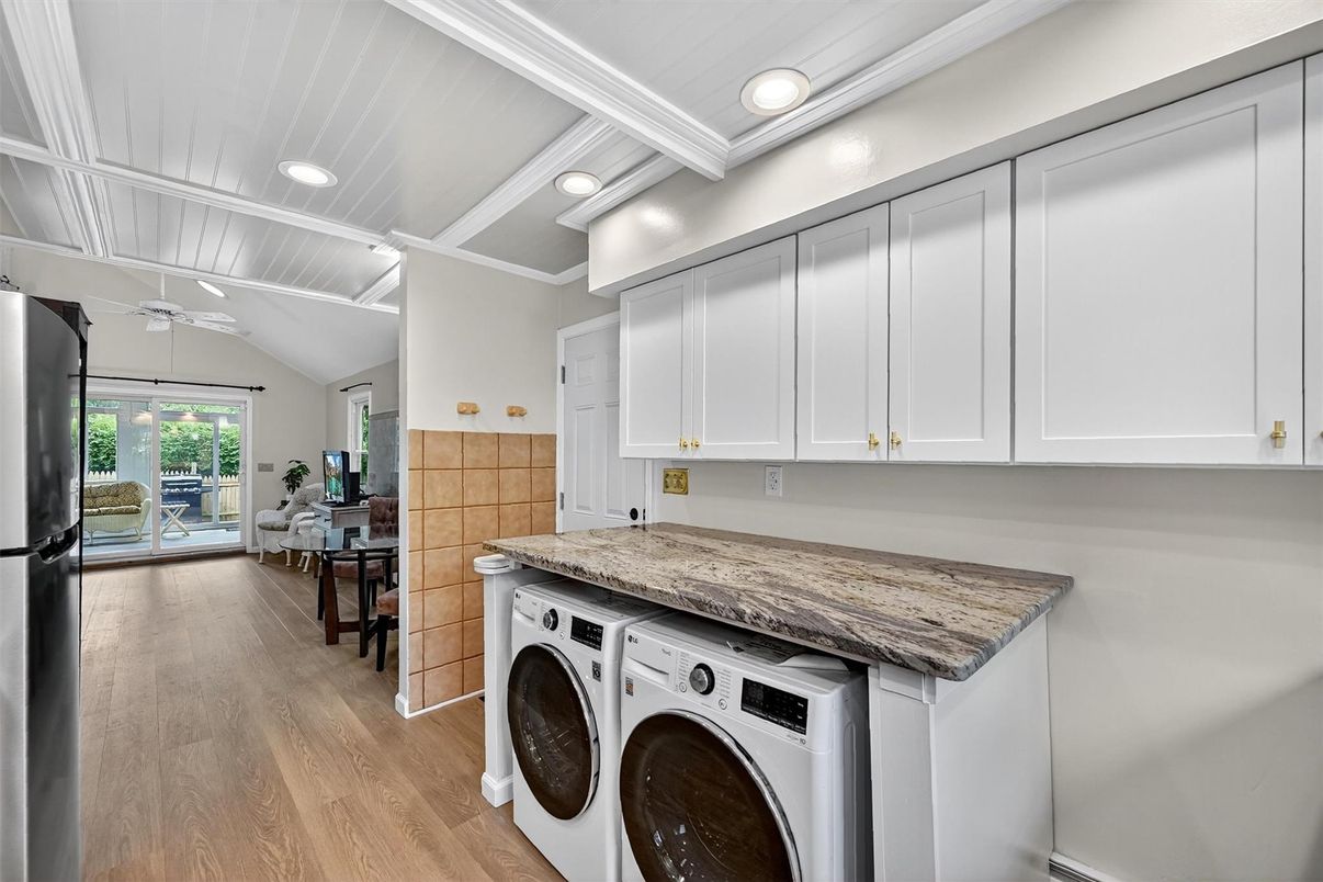 Interior, Recessed Lighting, Washer, Wood Texture Flooring