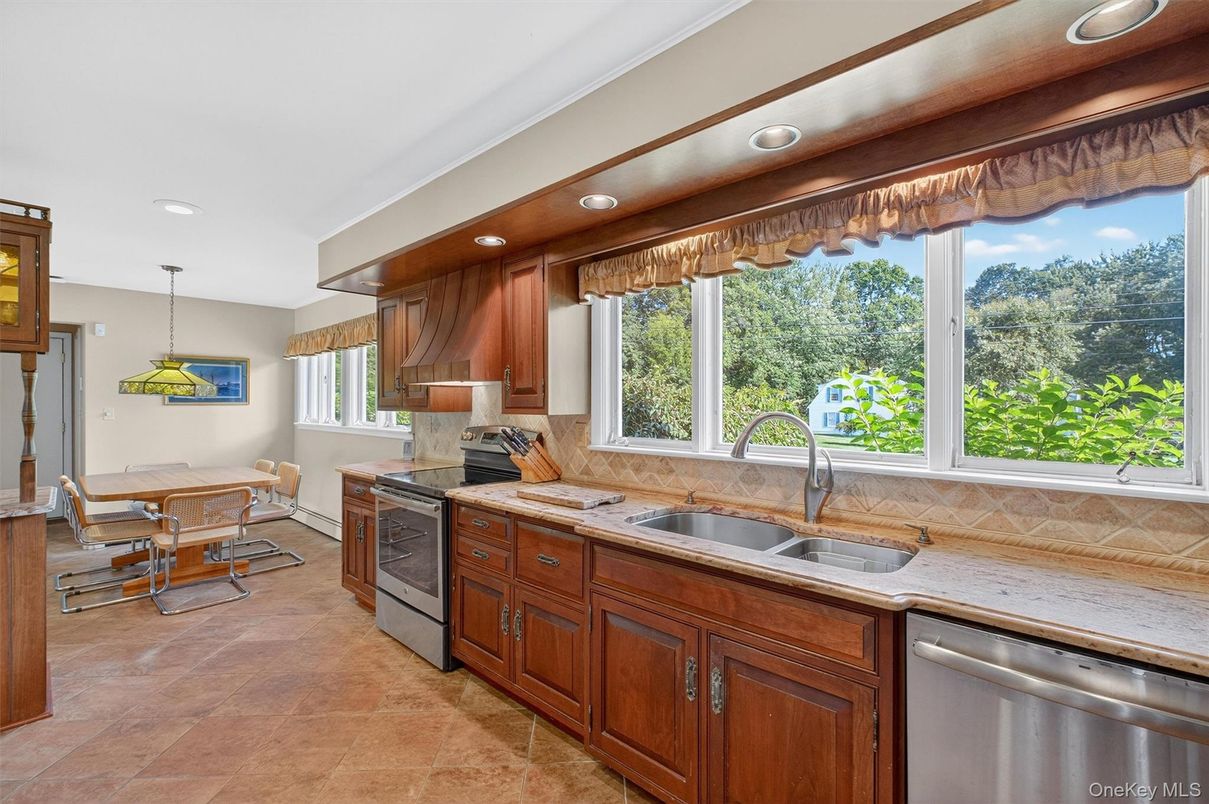 Dining room, Interior, Kitchen, Pendant Lights, Recessed Lighting, Stainless Steel Appliances