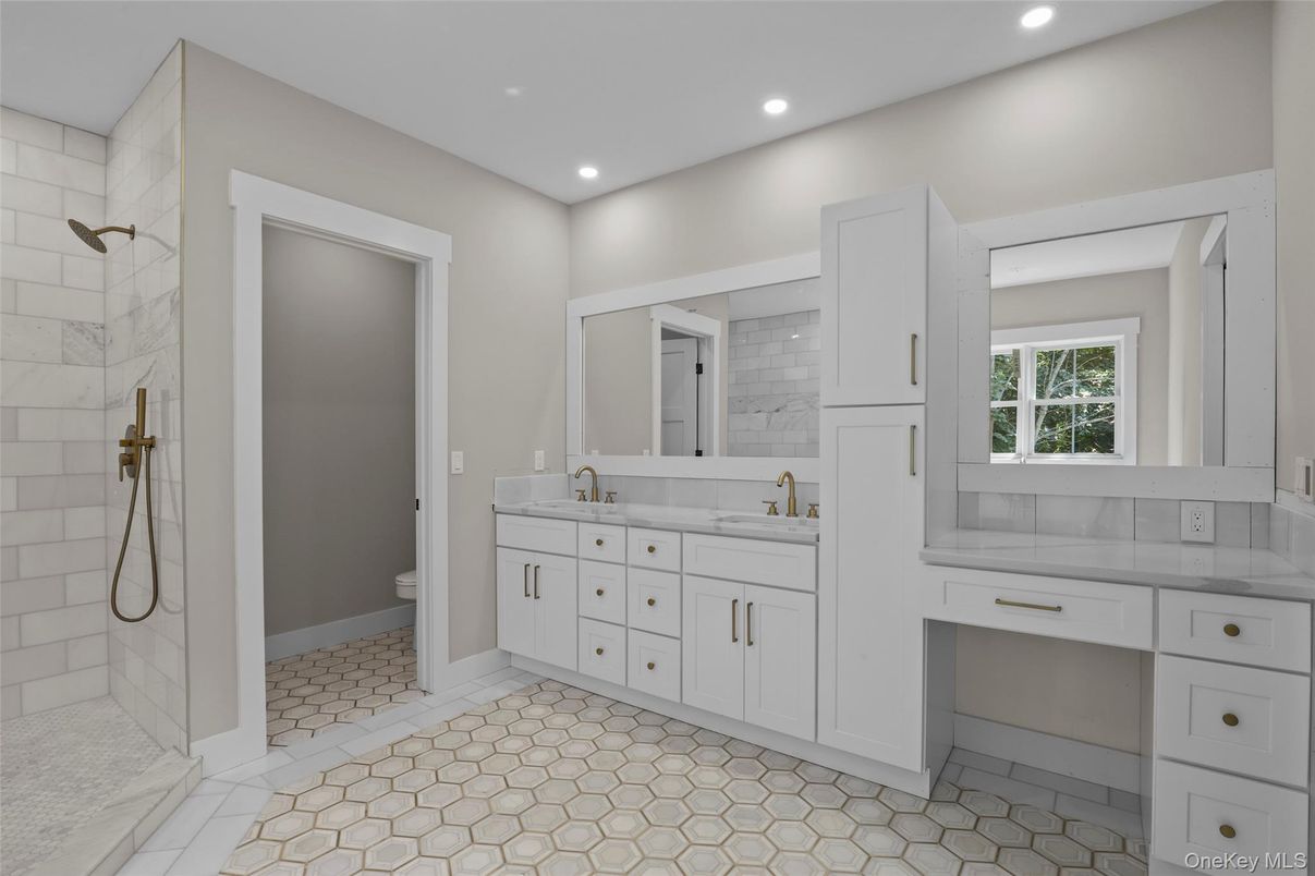 Bathroom, Dual Sink Vanities, Interior, Recessed Lighting