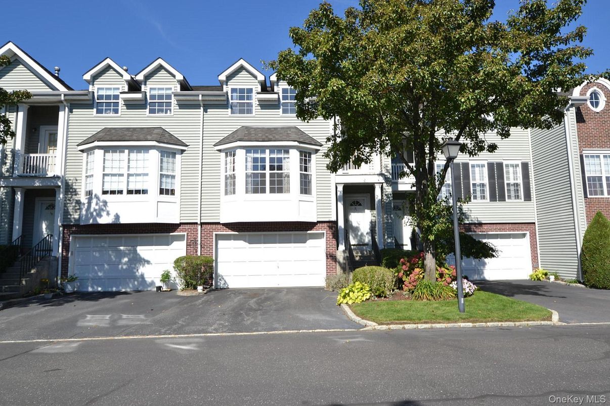 Attached, Exterior, Facade, Rowhouse