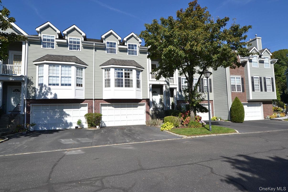 Attached, Exterior, Facade, Rowhouse