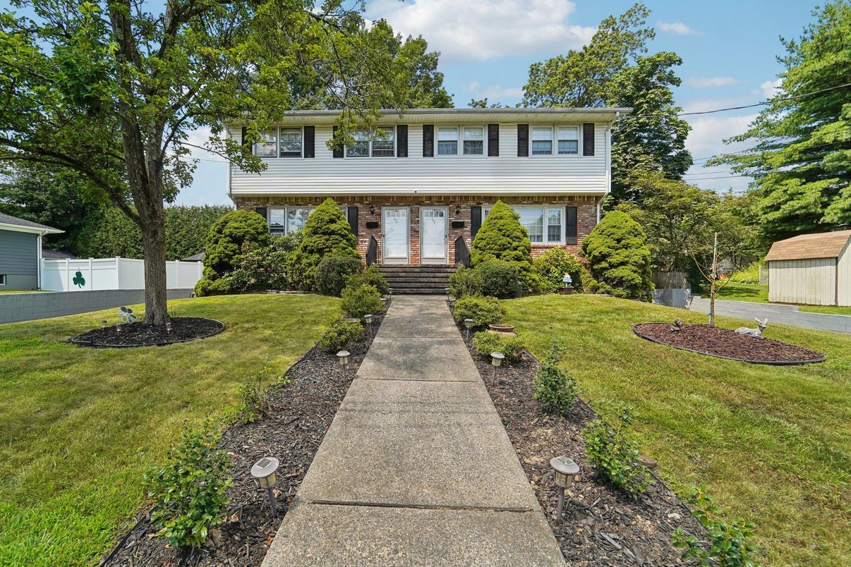 Exterior, Facade, Raised Ranch