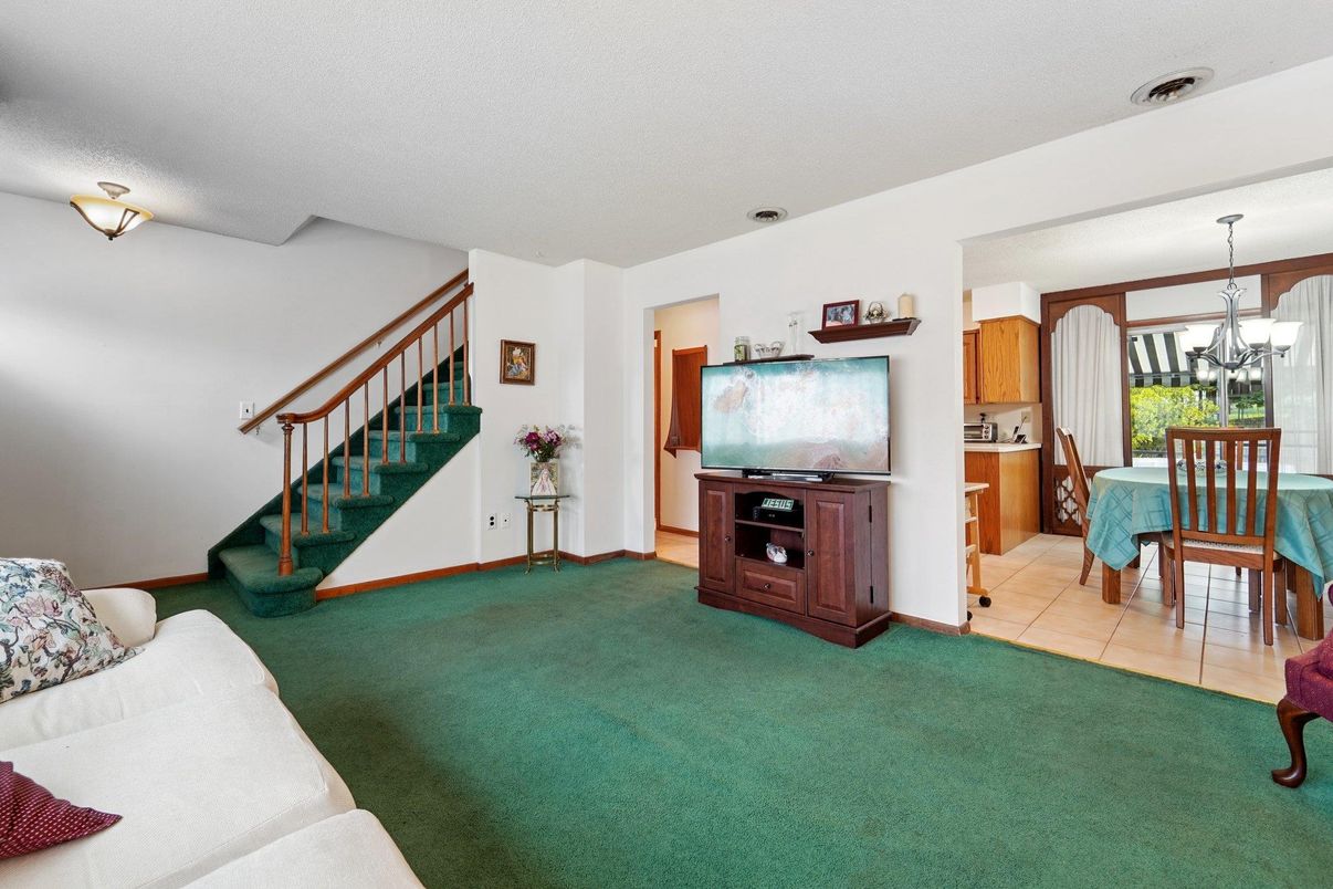 Chandelier, Dining room, Interior, Living room