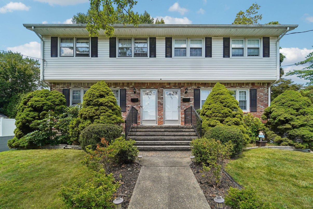 Exterior, Facade, Brick Facade, Raised Ranch