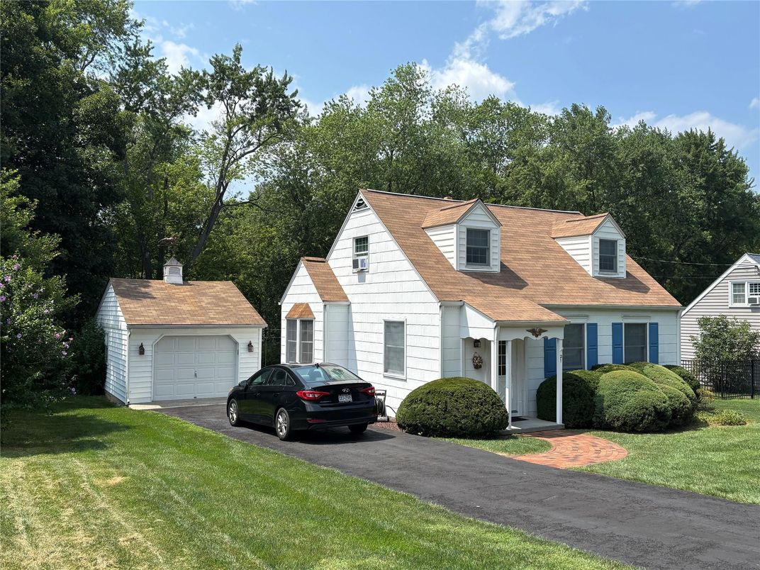Attached, Exterior, Facade, Cape Cod