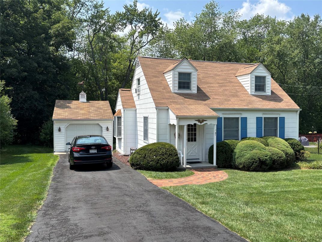 Attached, Exterior, Facade, Cape Cod