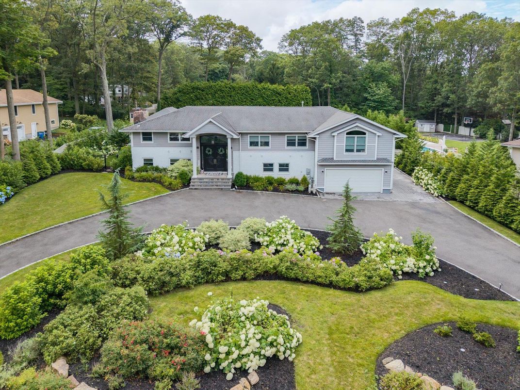 Attached, Exterior, Facade, Cape Cod