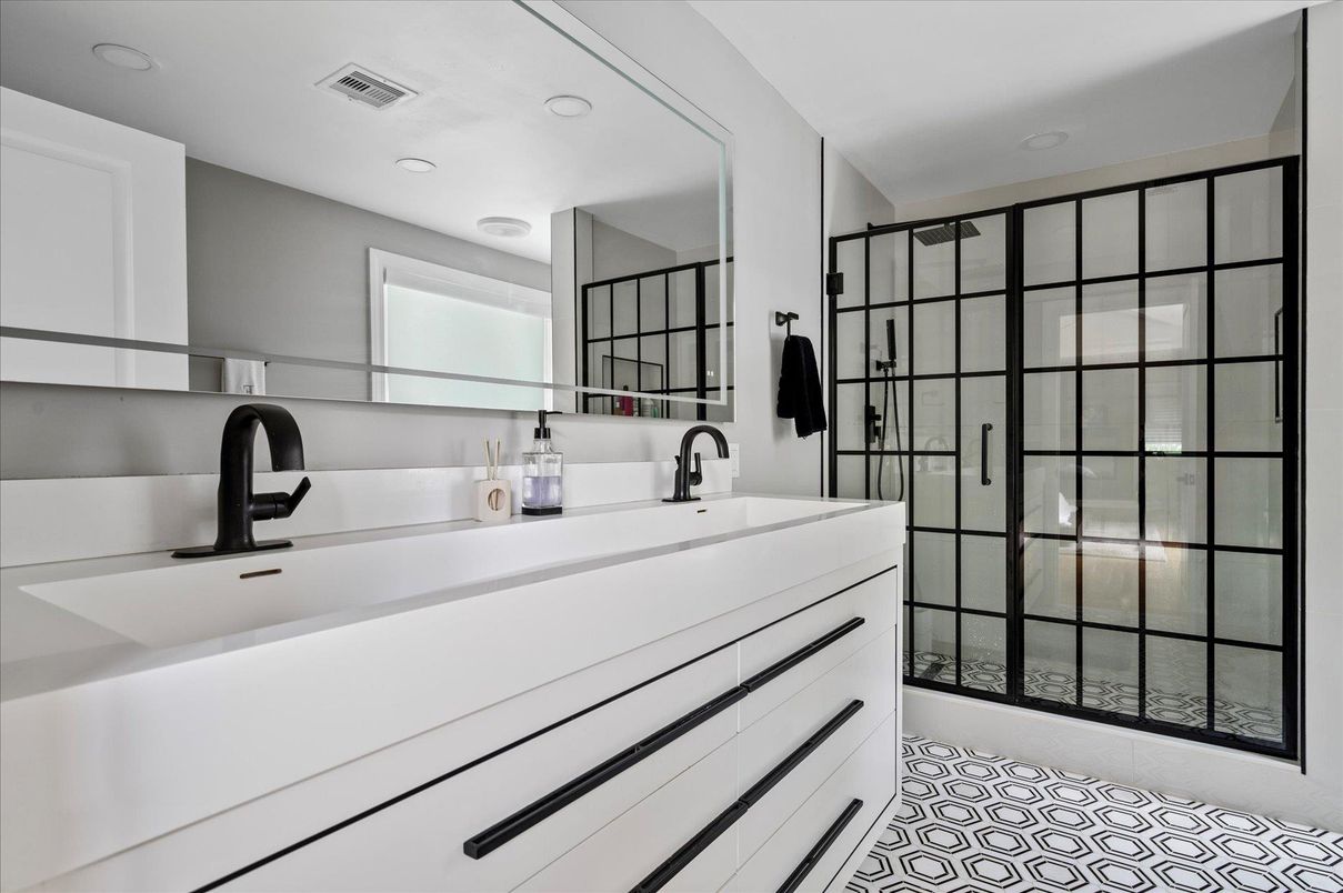 Bathroom, Dual Sink Vanities, Interior, Recessed Lighting