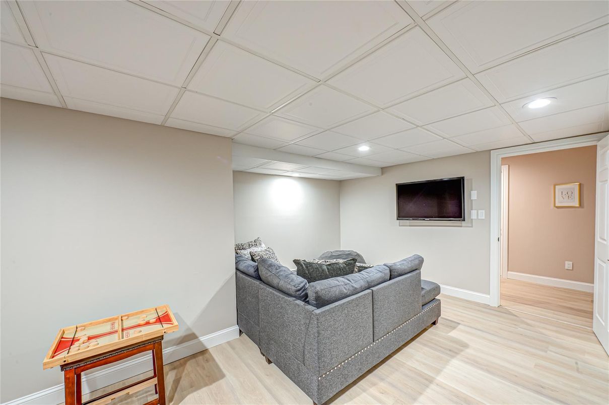 Interior, Recessed Lighting, Wood Texture Flooring
