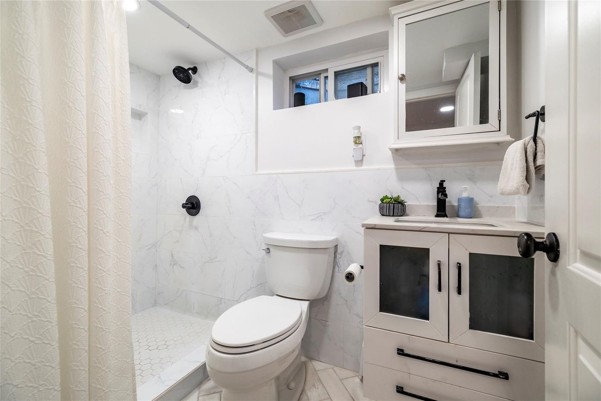 Bathroom, Interior, Marble, Marble Walls, Recessed Lighting