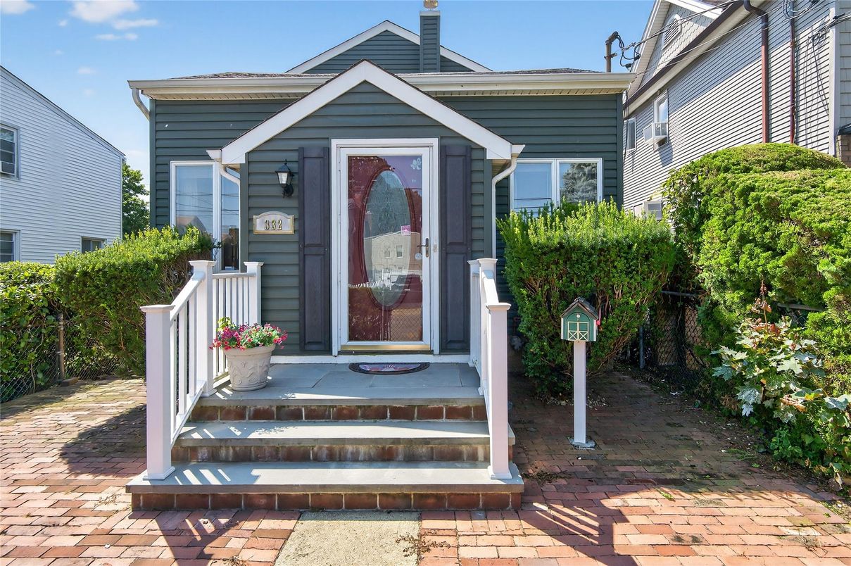 Exterior, Facade, Queen Anne Victorian