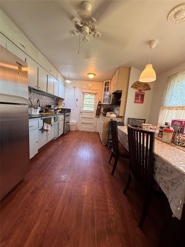 Dining room, Interior, Kitchen, Pendant Lights, Wood Texture Flooring