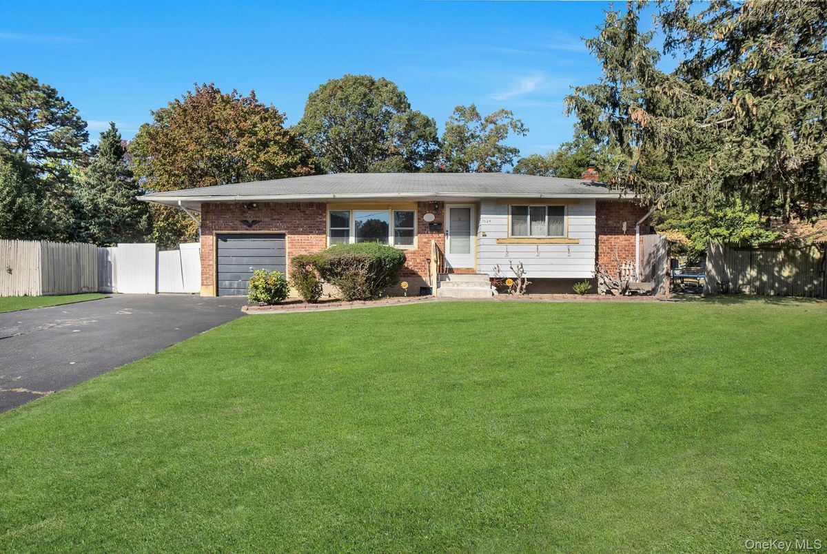 Attached, Exterior, Facade, Brick Facade, Ranch