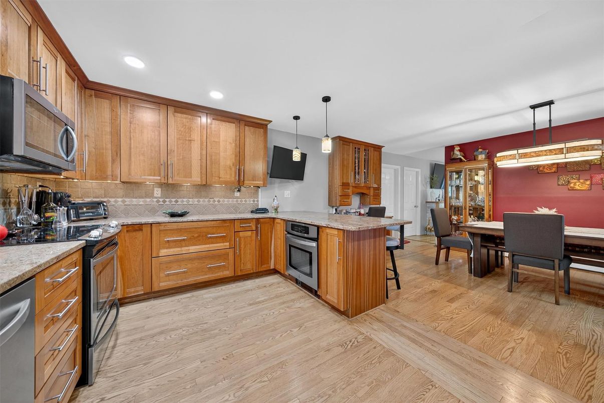 Dining room, Interior, Kitchen, Pendant Lights, Recessed Lighting, Wood Texture Flooring