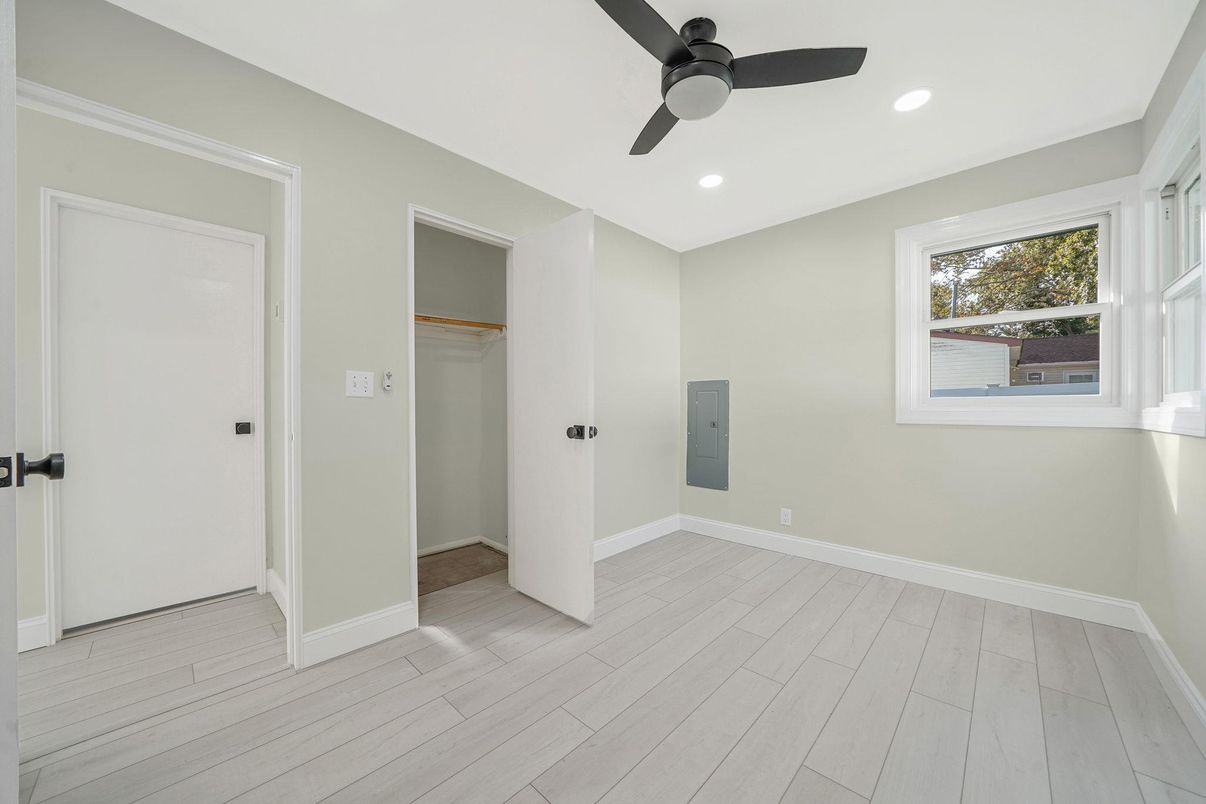 Empty room, Interior, Recessed Lighting, Wood Texture Flooring