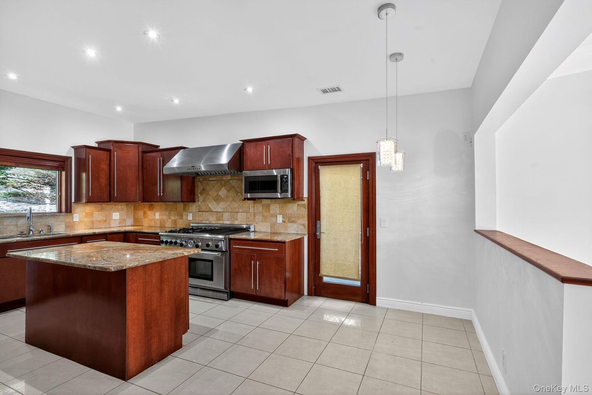Interior, Kitchen, Pendant Lights, Recessed Lighting, Stainless Steel Appliances