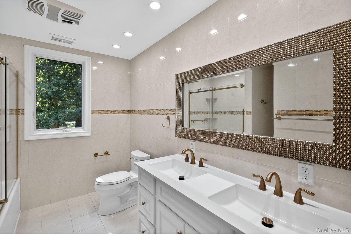 Bathroom, Dual Sink Vanities, Interior, Recessed Lighting