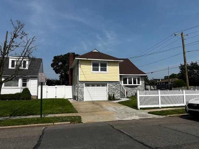 Attached, Exterior, Facade, Split Level