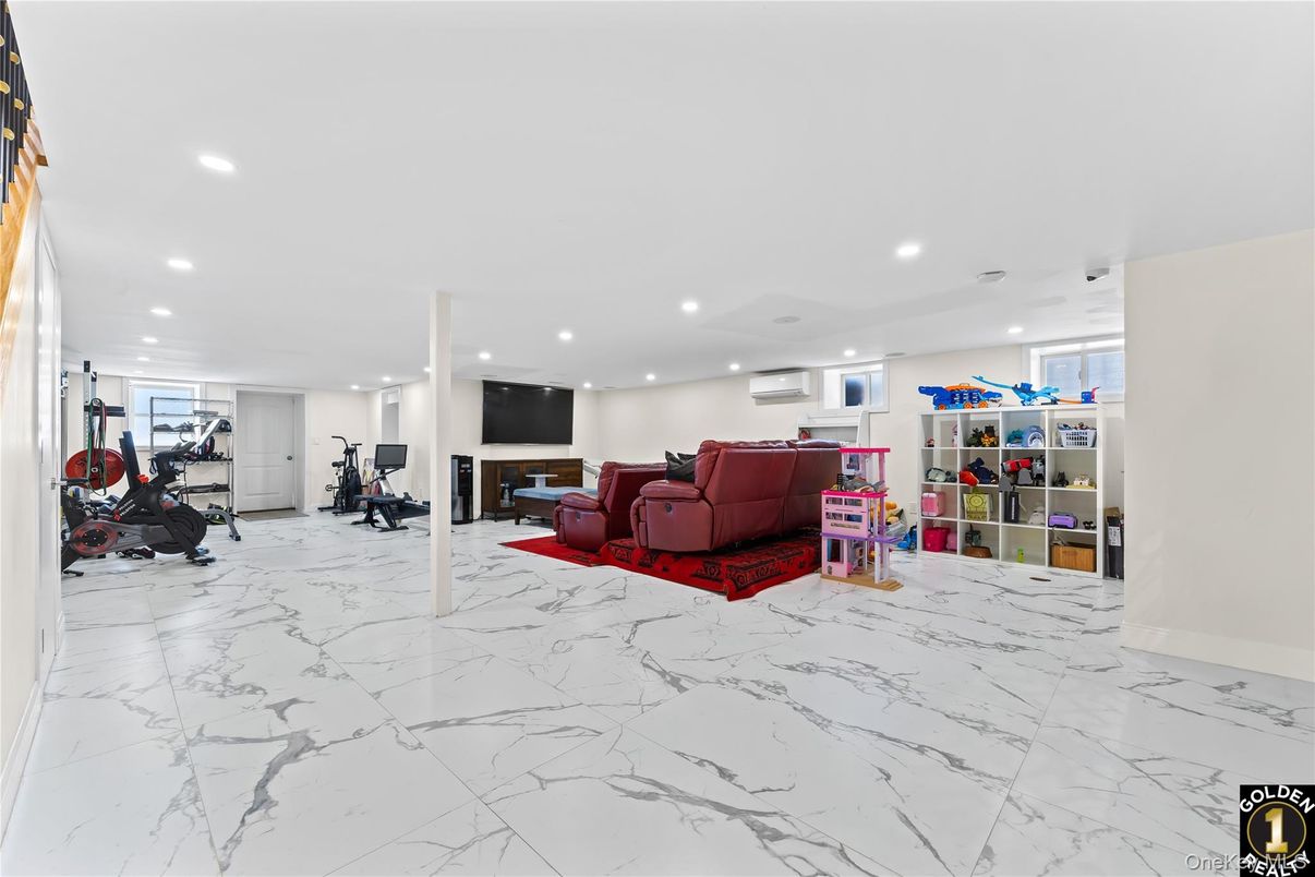 Fitness Equipment, Interior, Living room, Marble, Recessed Lighting