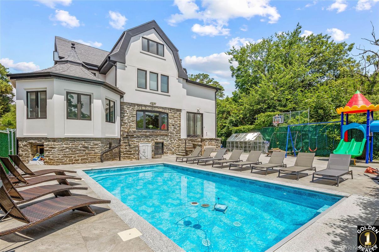 Exterior, Playground, Pool
