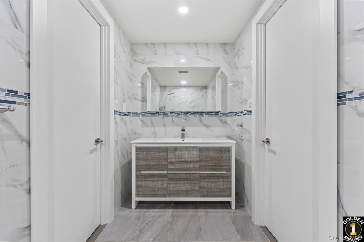 Bathroom, Interior, Marble Walls, Recessed Lighting