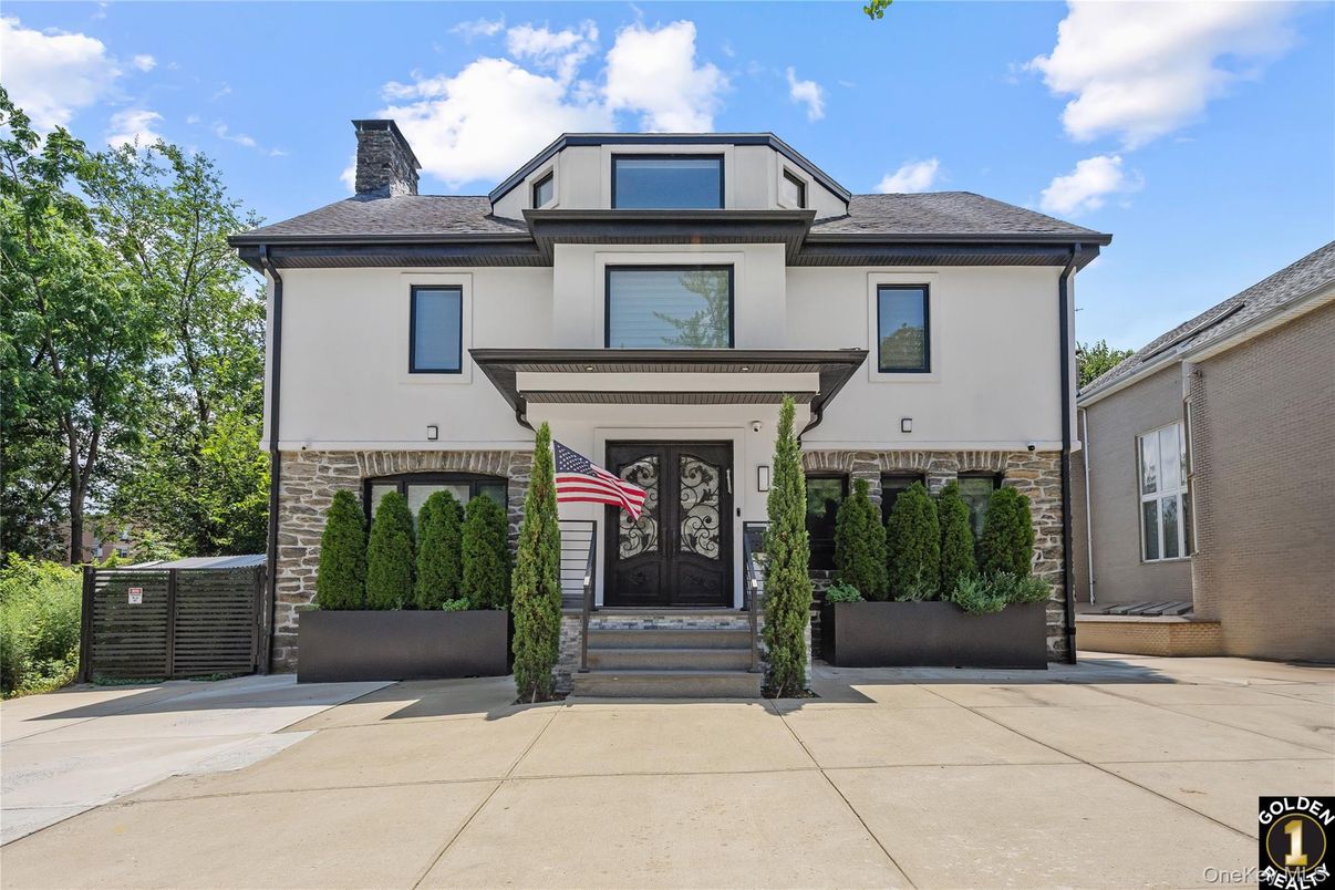 Exterior, Facade, American Foursquare