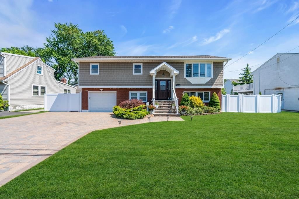 Attached, Exterior, Facade, Brick Facade, Raised Ranch