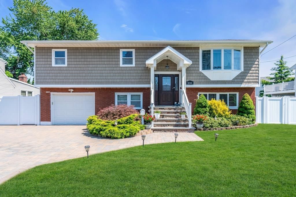 Attached, Exterior, Facade, Brick Facade, Raised Ranch