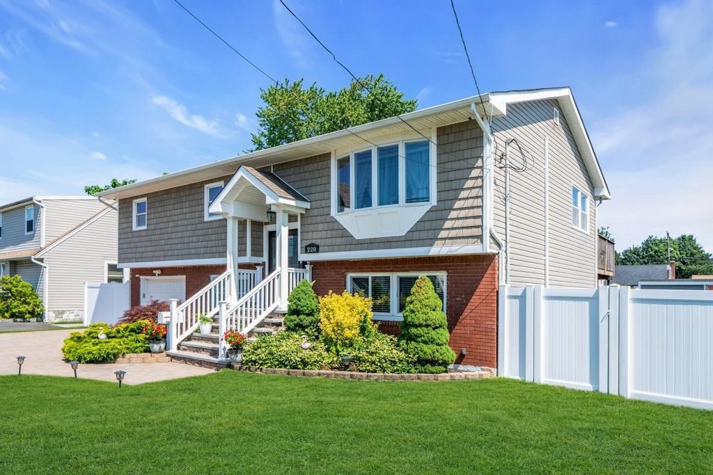 Attached, Exterior, Facade, Brick Facade, Raised Ranch