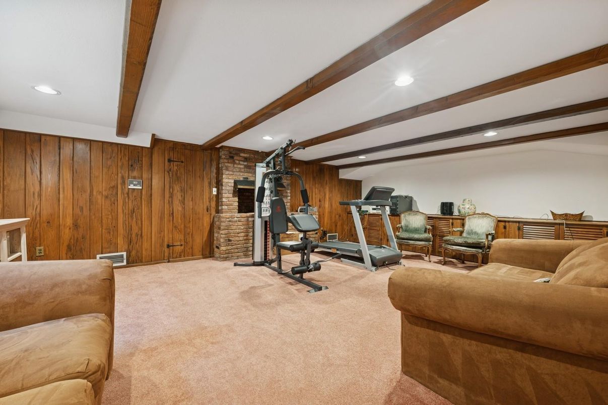 Fitness Equipment, Interior, Living room, Recessed Lighting, Wooden Beams, Wooden Walls