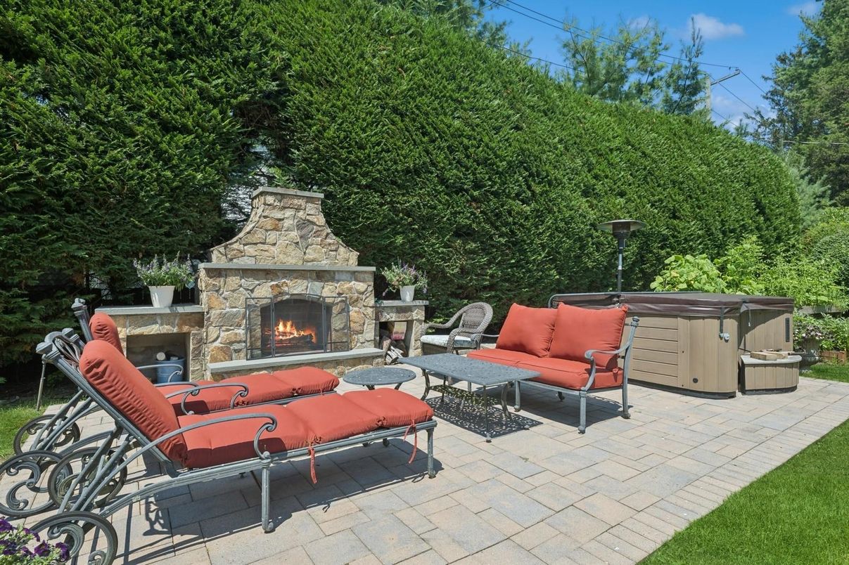 Exterior, Fireplace, Hot Tub