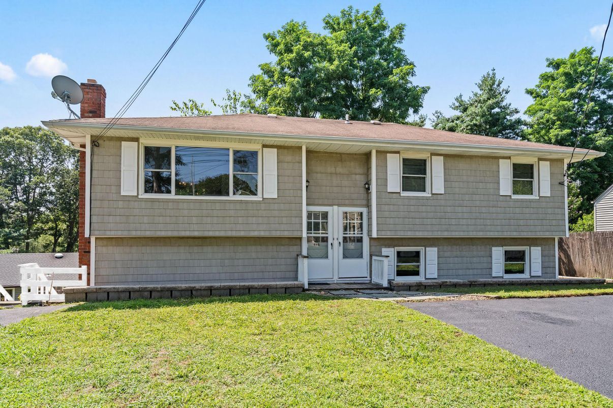Exterior, Facade, Raised Ranch
