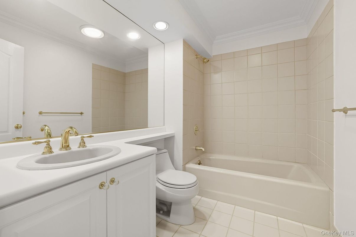Bathroom, Interior, Recessed Lighting