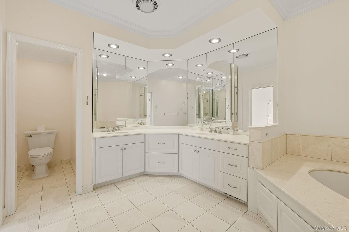 Bathroom, Dual Sink Vanities, Interior, Recessed Lighting