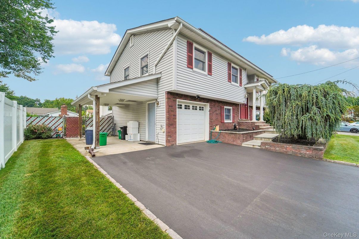 Attached, Exterior, Facade, Brick Facade, Split Level