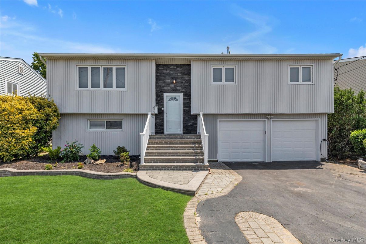 Attached, Exterior, Facade, Raised Ranch